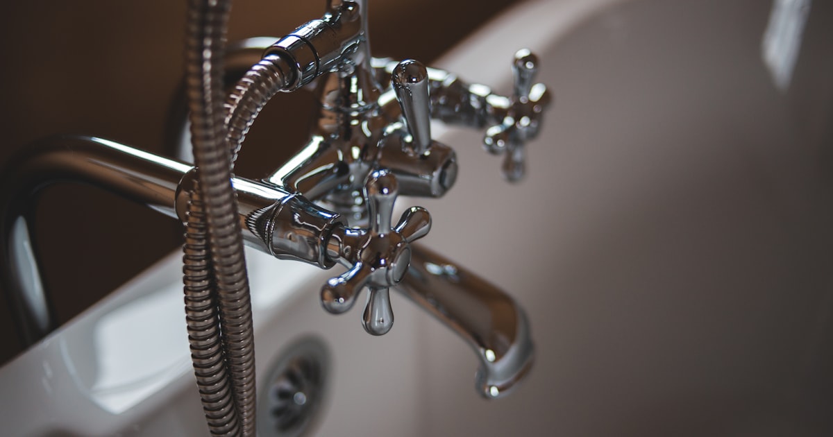 Wasserschaden richtig melden — So reagieren Hausmeister schnell und rechtssicher